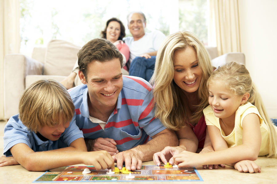 Familie spielt Brettspiel